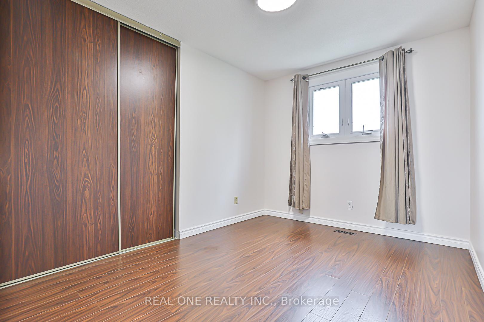 Photo 34 of 120 Lowe Boulevard, Newmarket, Huron Heights-Leslie Valley — HOMEH