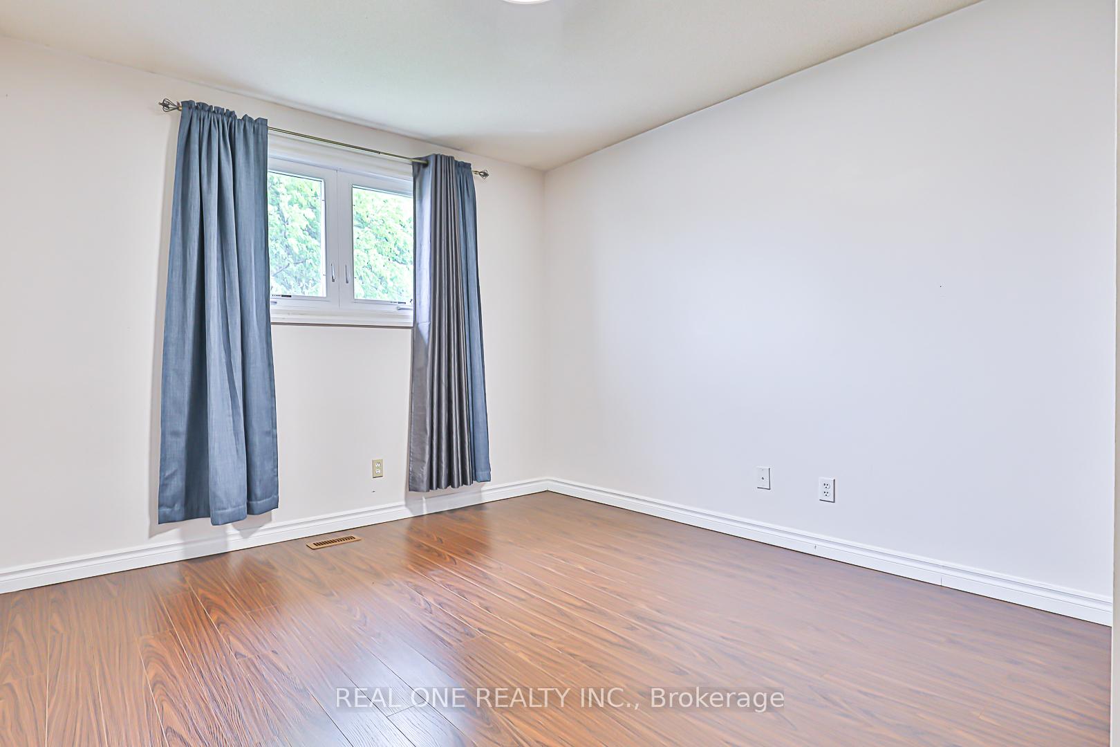 Photo 36 of 120 Lowe Boulevard, Newmarket, Huron Heights-Leslie Valley — HOMEH