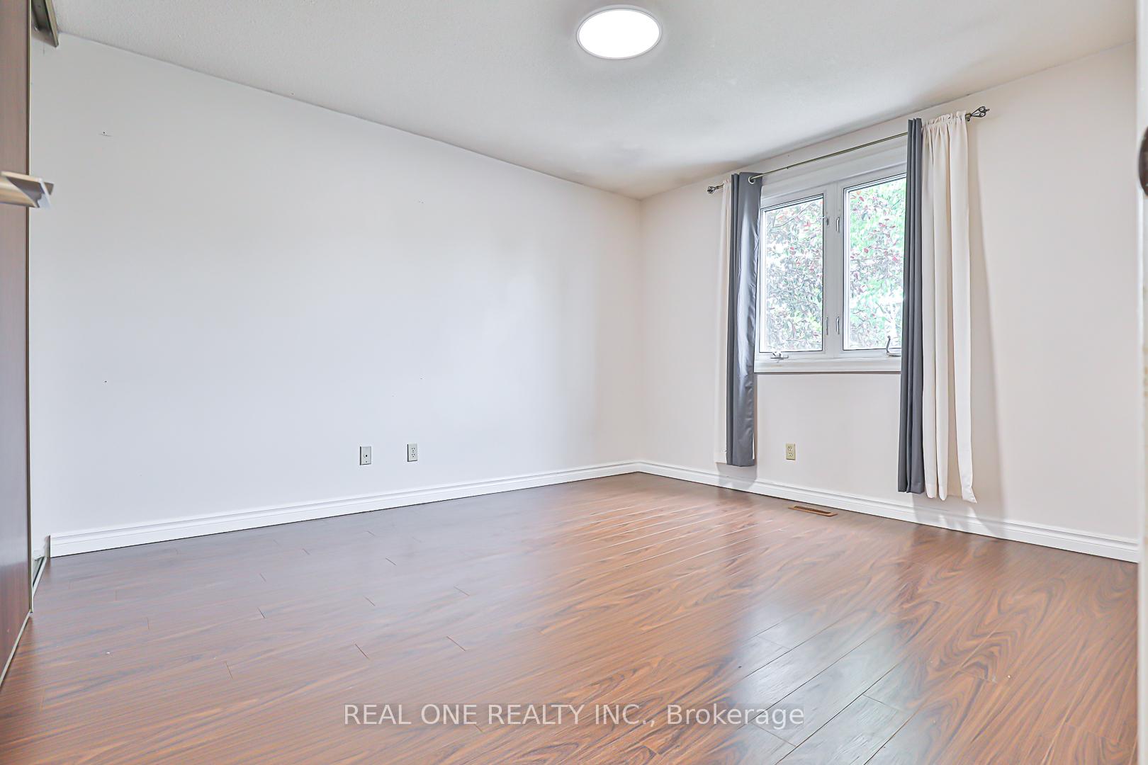 Photo 38 of 120 Lowe Boulevard, Newmarket, Huron Heights-Leslie Valley — HOMEH