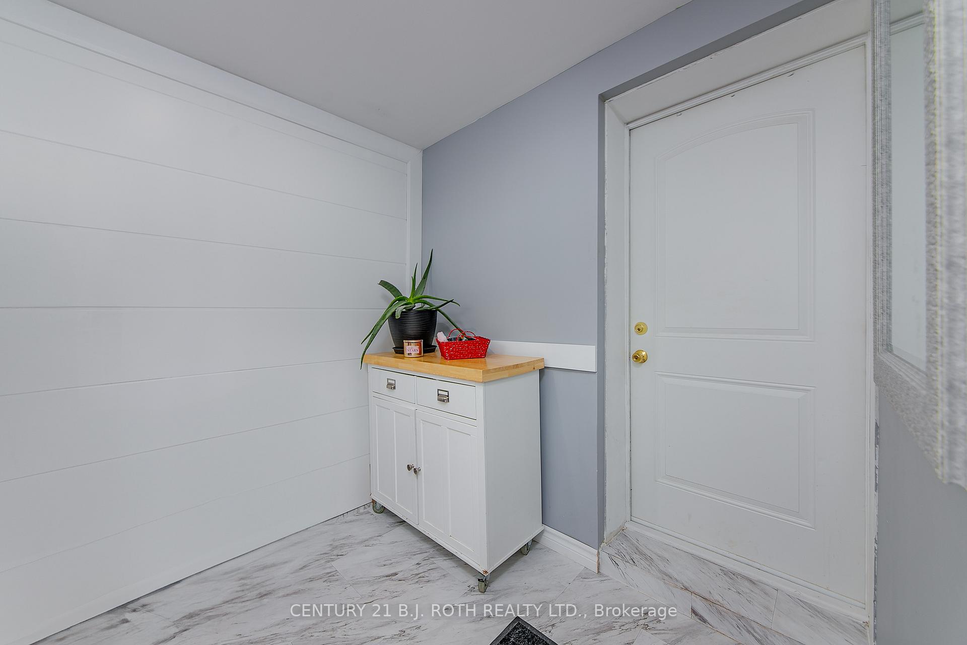 Photo 4 of 1 Lakeview Avenue, Orillia — HOMEH