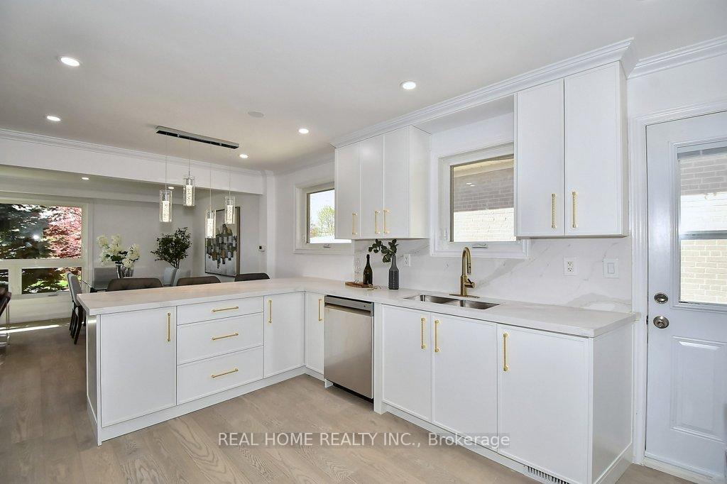 Photo 12 of 51 Gladman Avenue, Newmarket, Central Newmarket — HOMEH