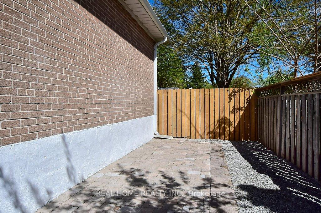 Photo 35 of 51 Gladman Avenue, Newmarket, Central Newmarket — HOMEH