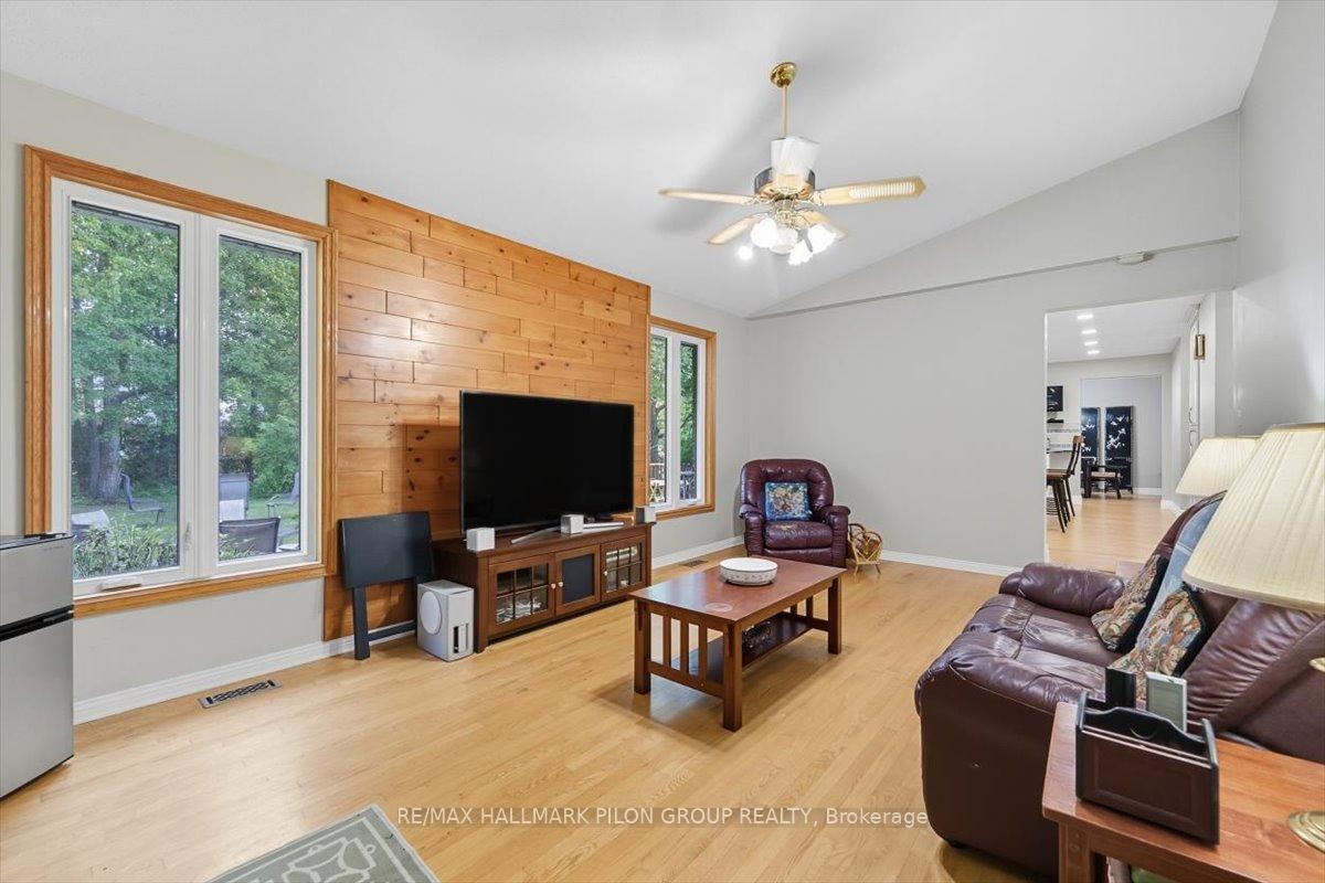 Photo 8 of 2963 Turquoise Crescent, Ottawa, Navan — HOMEH