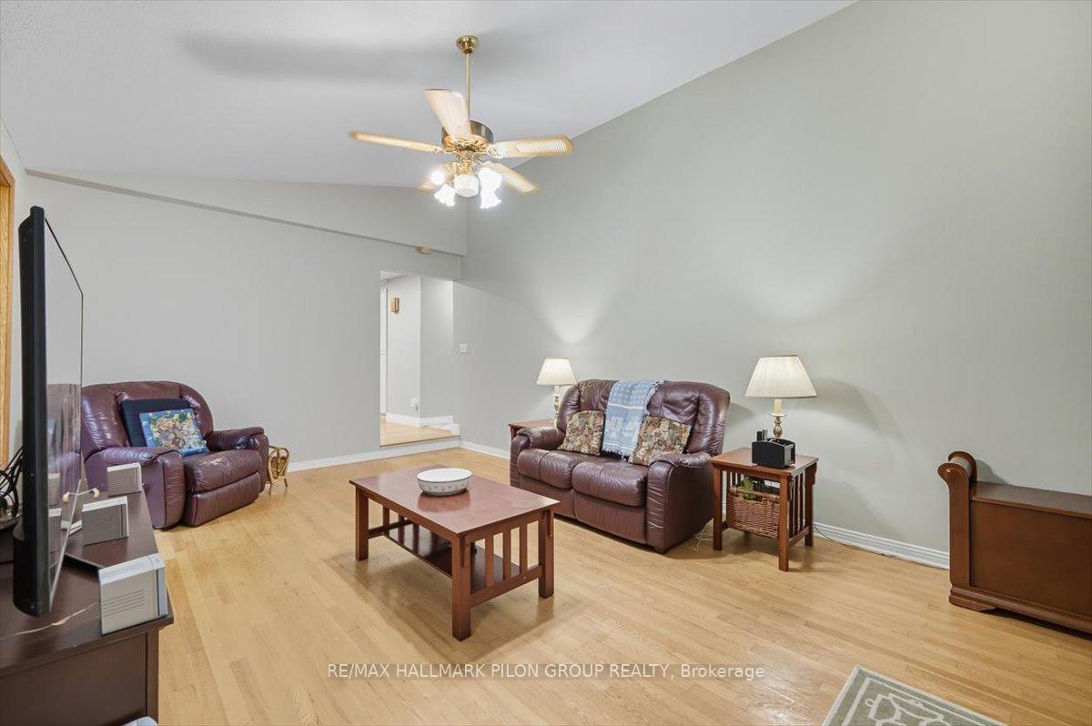 Photo 9 of 2963 Turquoise Crescent, Ottawa, Navan — HOMEH