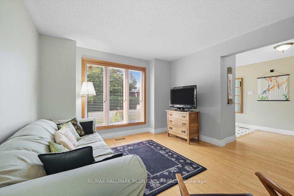 Photo 10 of 2963 Turquoise Crescent, Ottawa, Navan — HOMEH