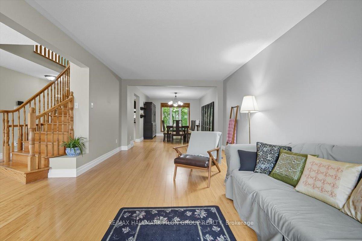 Photo 11 of 2963 Turquoise Crescent, Ottawa, Navan — HOMEH