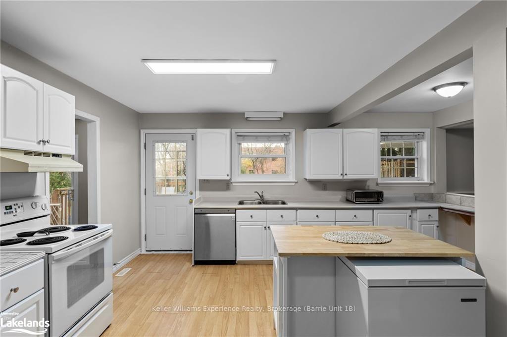 Photo 4 of 49 North Street E, Orillia — HOMEH