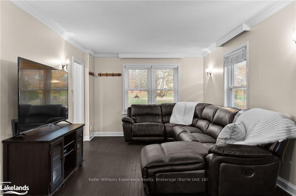 Photo 9 of 49 North Street E, Orillia — HOMEH