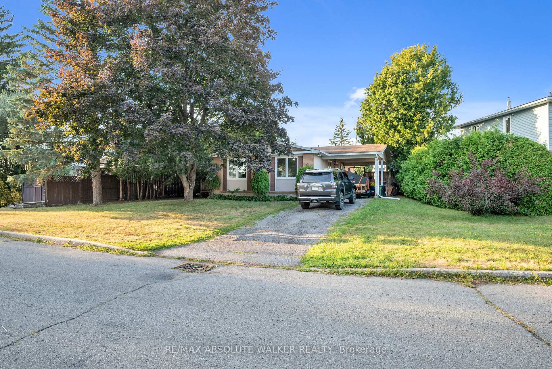 Photo 2 of 428 Hatfield Crescent, Ottawa, Bilberry Creek/Queenswood Heights — HOMEH