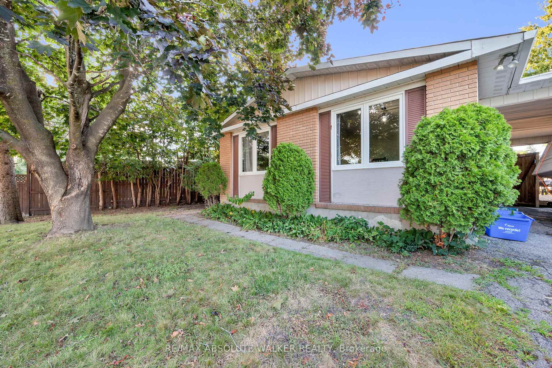 Photo 3 of 428 Hatfield Crescent, Ottawa, Bilberry Creek/Queenswood Heights — HOMEH