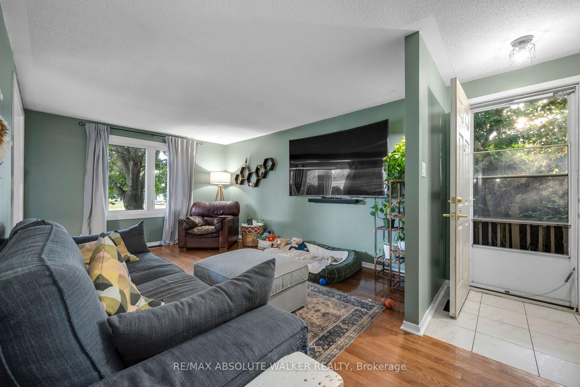 Photo 4 of 428 Hatfield Crescent, Ottawa, Bilberry Creek/Queenswood Heights — HOMEH