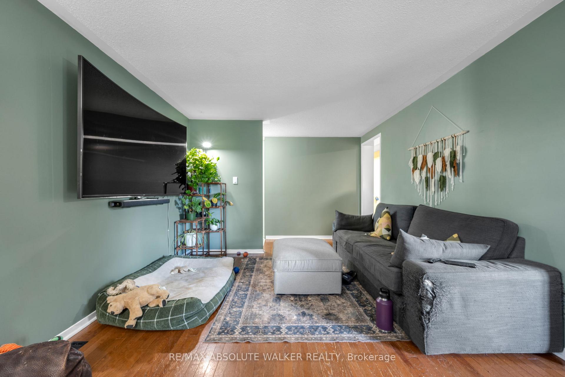 Photo 5 of 428 Hatfield Crescent, Ottawa, Bilberry Creek/Queenswood Heights — HOMEH