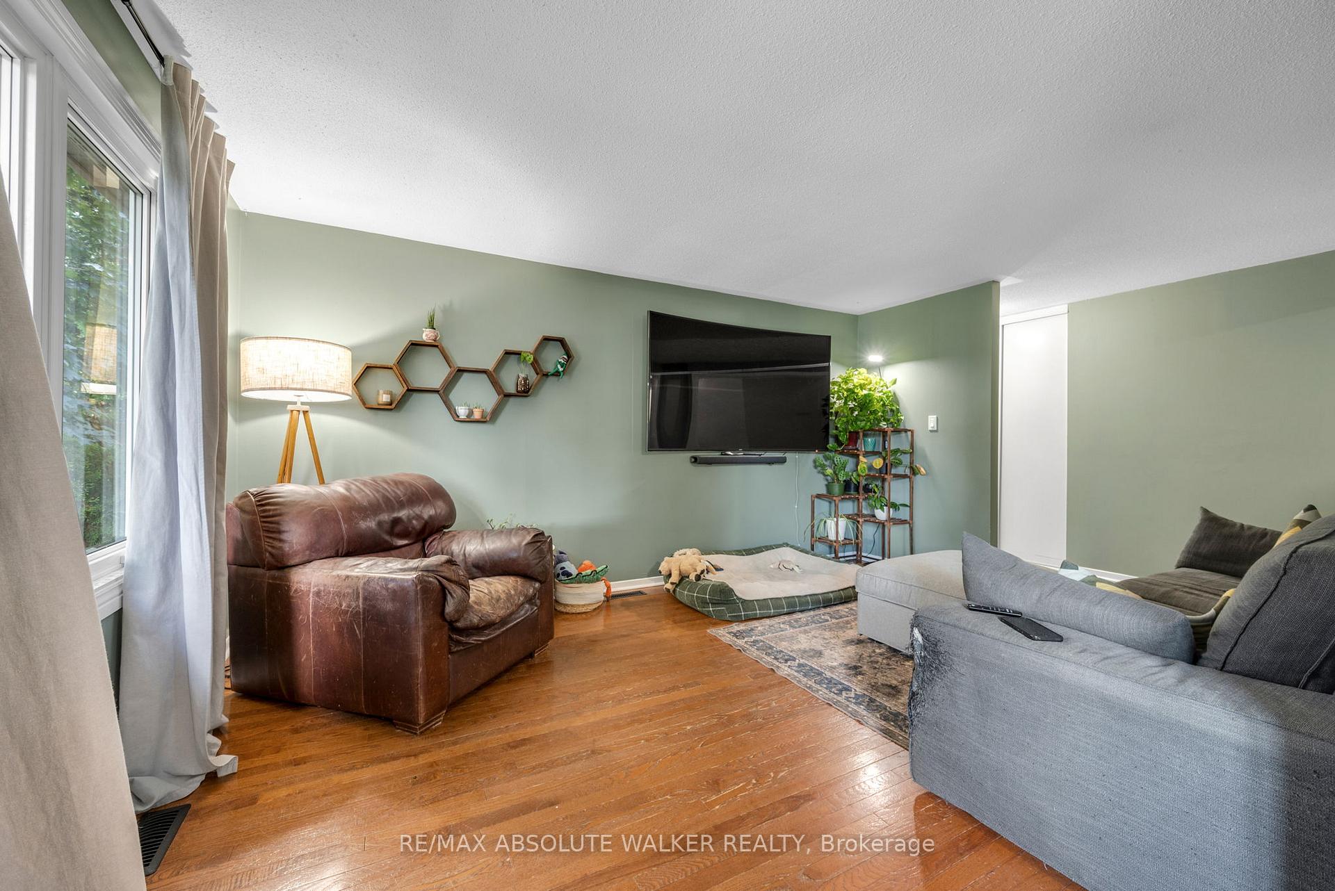 Photo 6 of 428 Hatfield Crescent, Ottawa, Bilberry Creek/Queenswood Heights — HOMEH