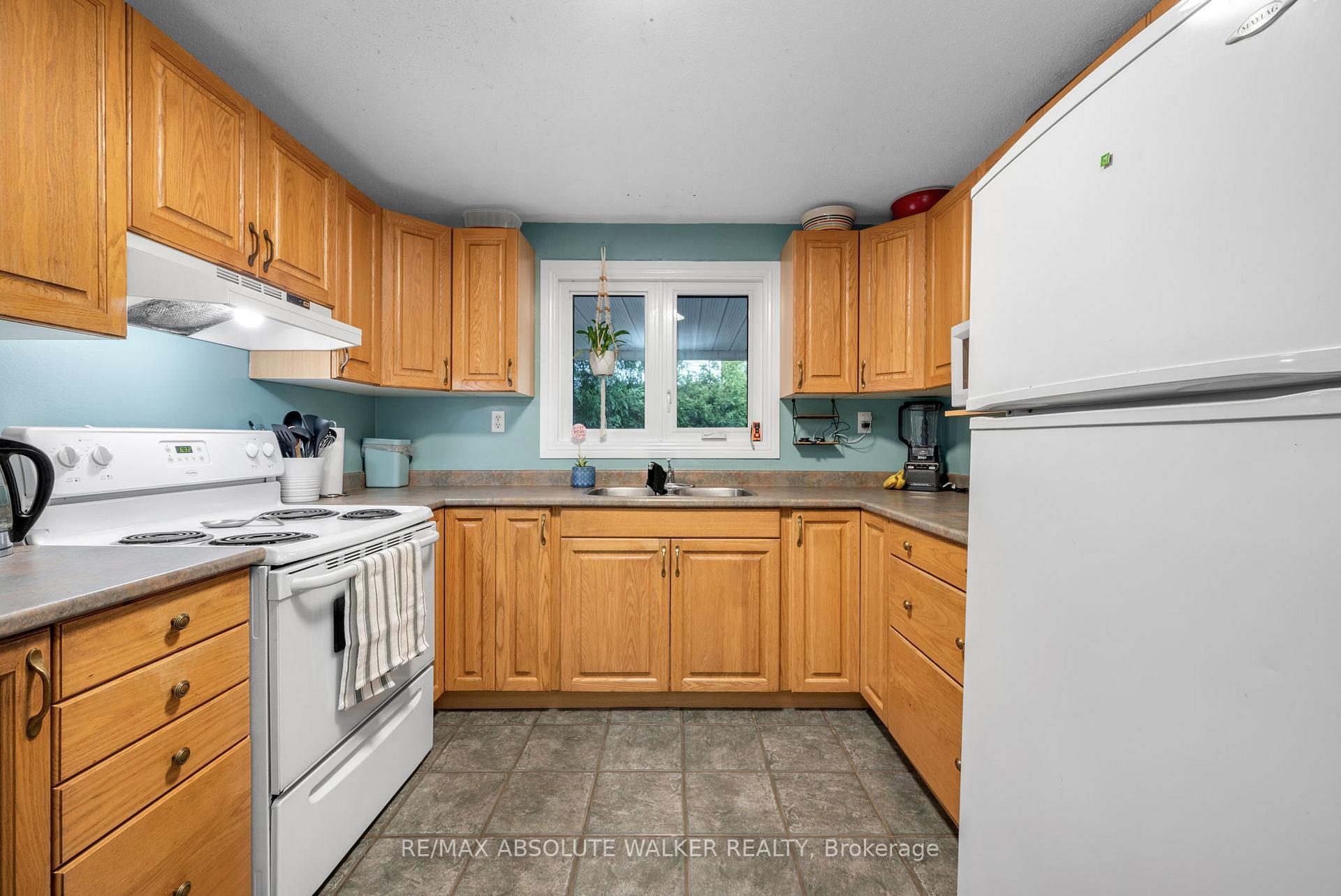 Photo 7 of 428 Hatfield Crescent, Ottawa, Bilberry Creek/Queenswood Heights — HOMEH