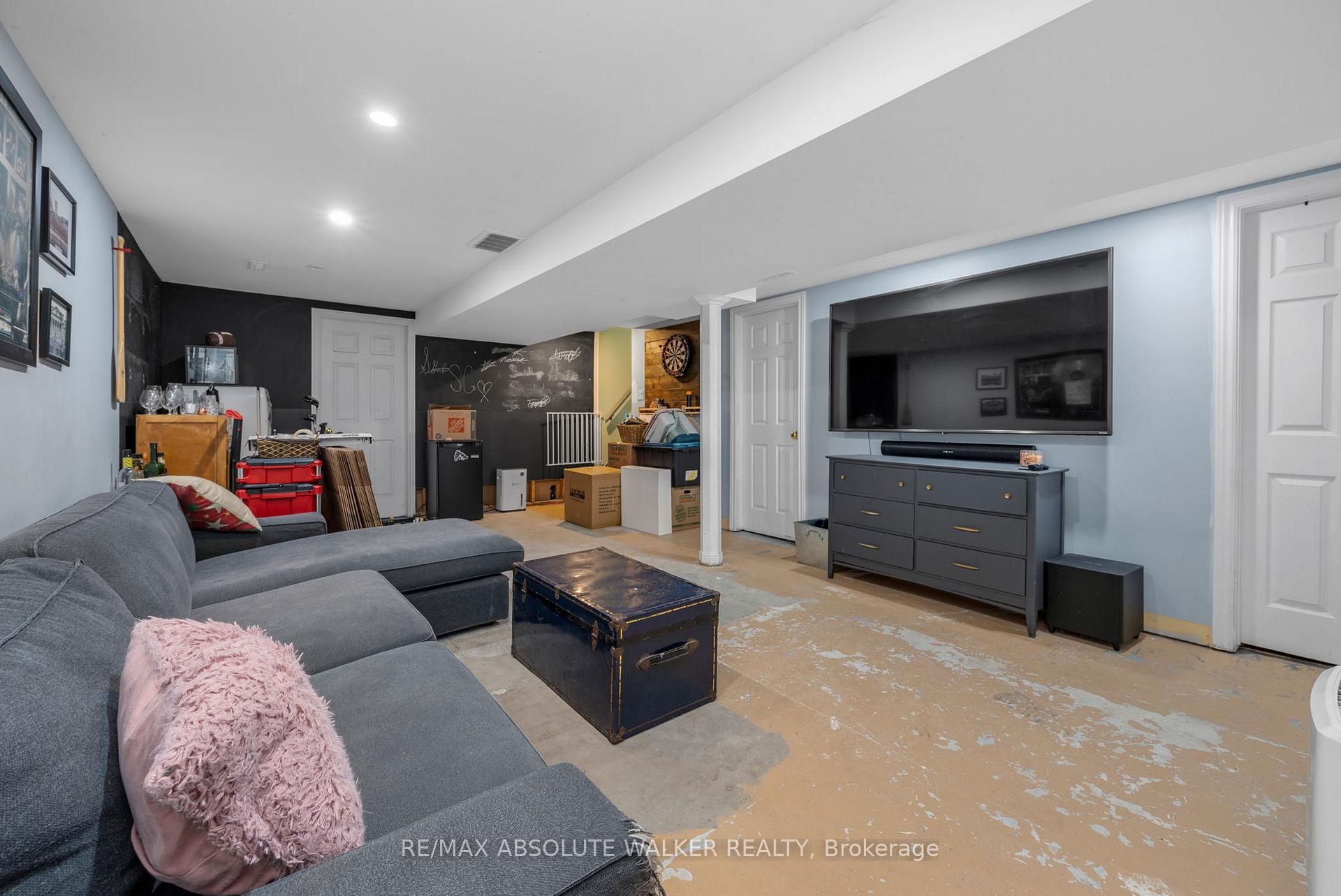 Photo 12 of 428 Hatfield Crescent, Ottawa, Bilberry Creek/Queenswood Heights — HOMEH