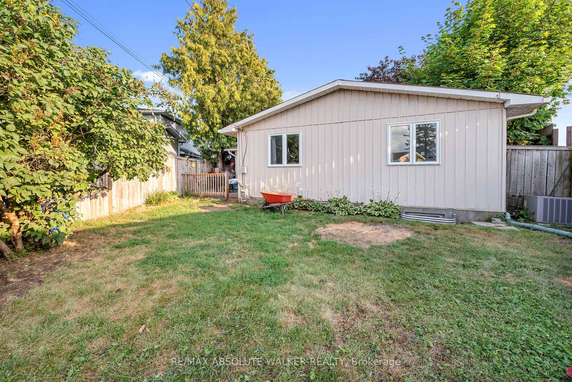 Photo 17 of 428 Hatfield Crescent, Ottawa, Bilberry Creek/Queenswood Heights — HOMEH