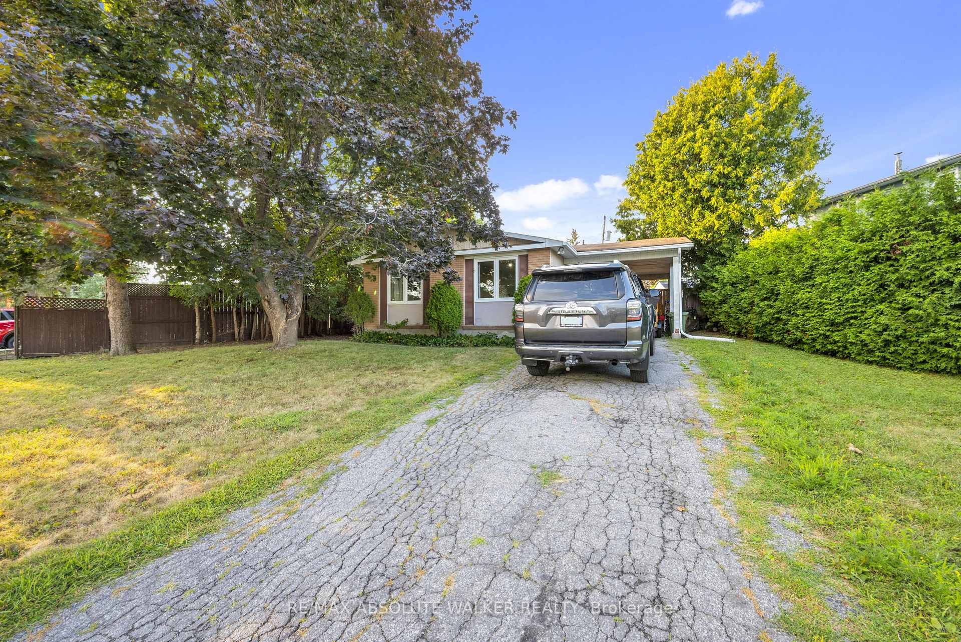 Photo 18 of 428 Hatfield Crescent, Ottawa, Bilberry Creek/Queenswood Heights — HOMEH