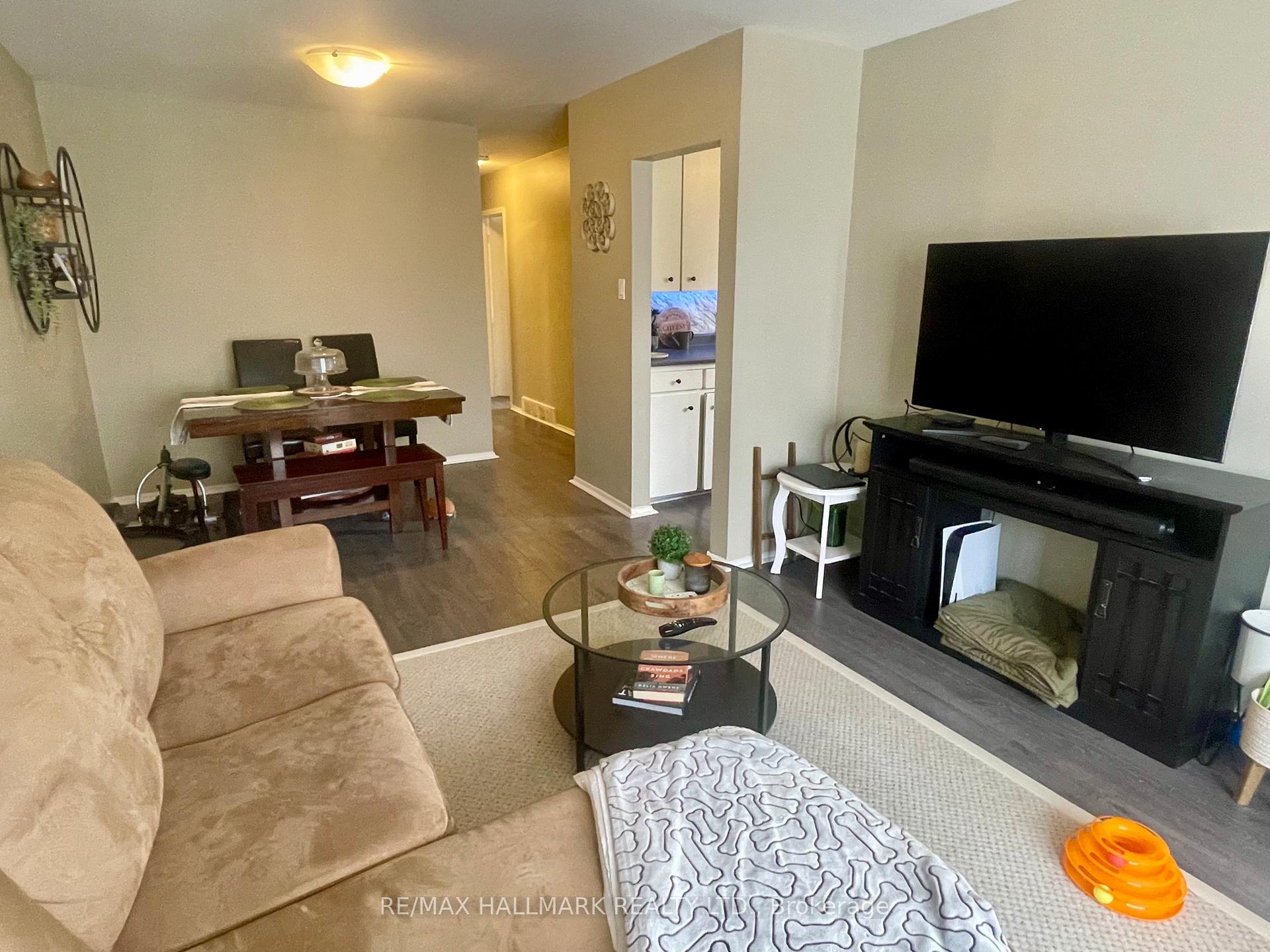 Photo 4 of 22 Boothbay Crescent, Newmarket, Central Newmarket — HOMEH