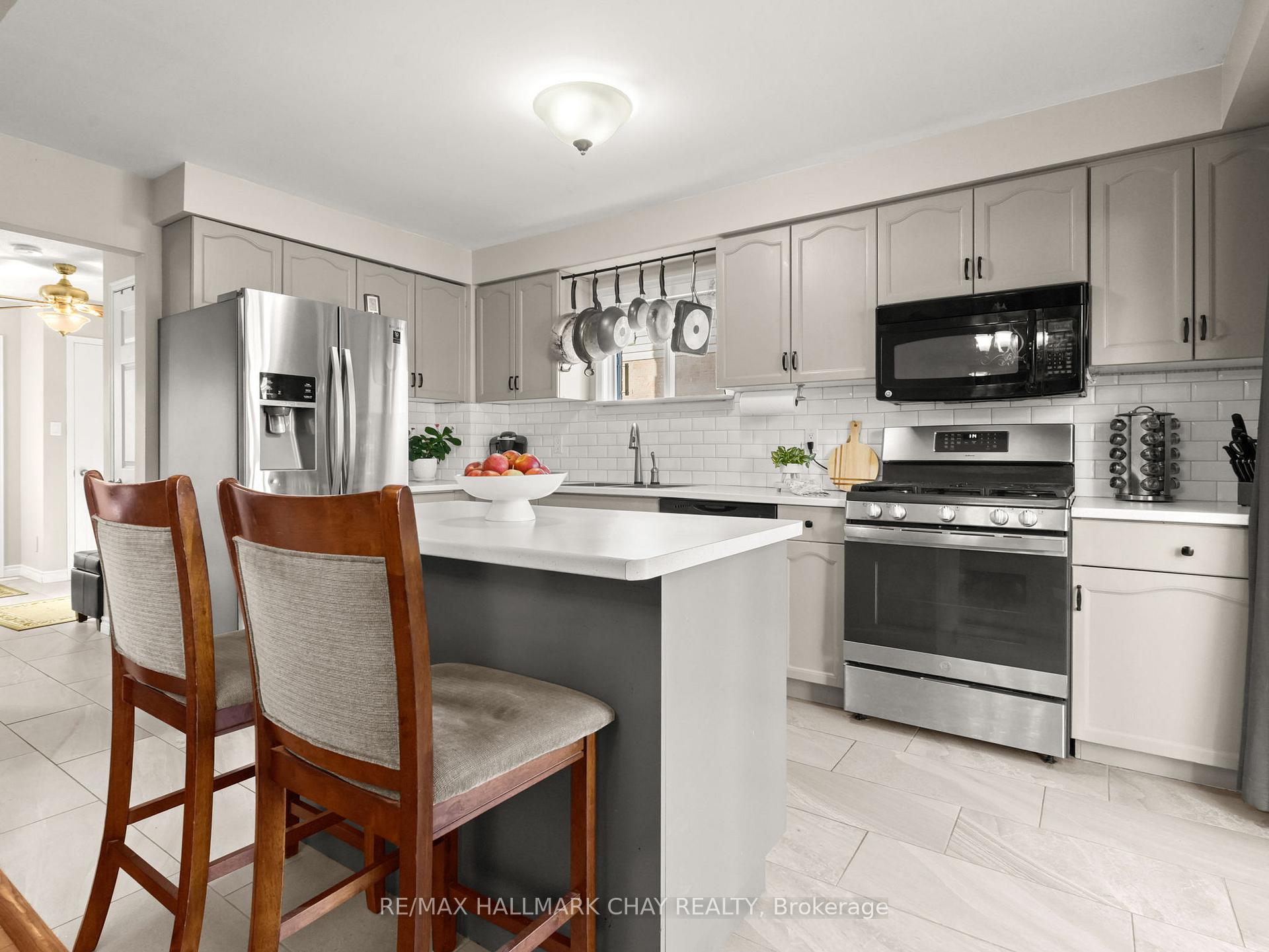 Photo 17 of 87 Mcknight Crescent, New Tecumseth, Tottenham — HOMEH