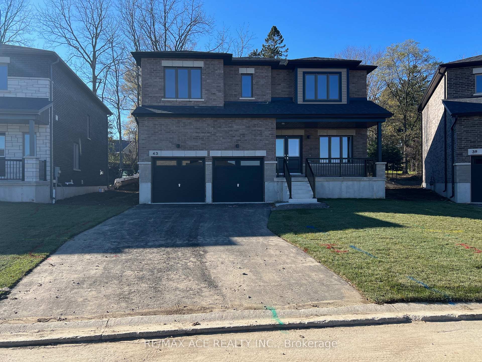 Photo 1 of 43 Tulip Crescent N, Norfolk, Simcoe — HOMEH