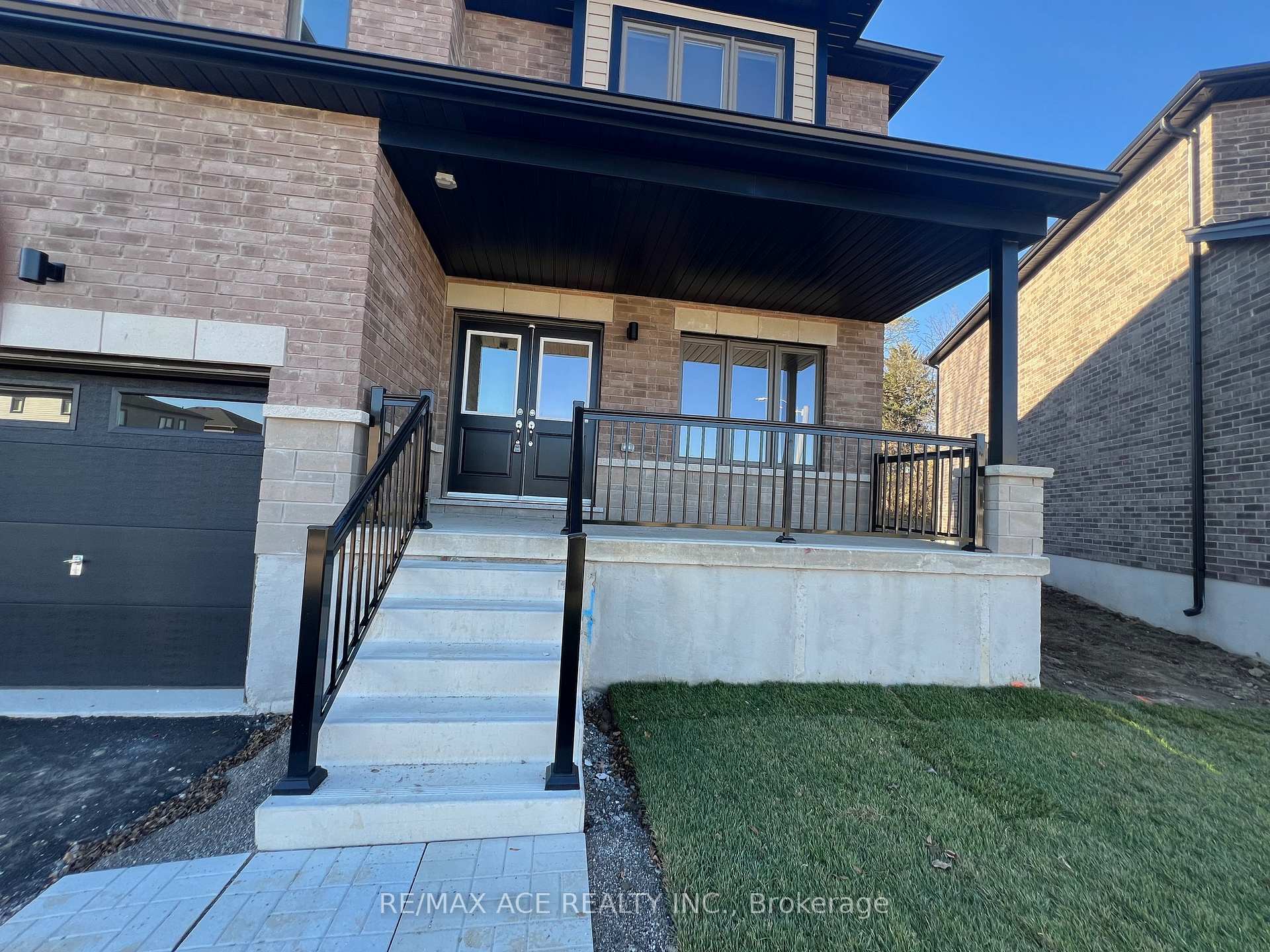 Photo 2 of 43 Tulip Crescent N, Norfolk, Simcoe — HOMEH