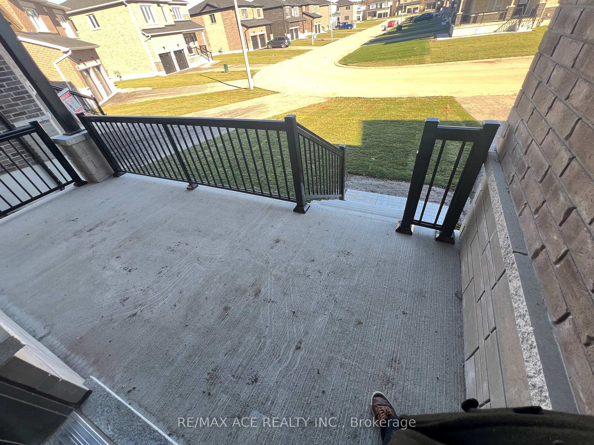 Photo 3 of 43 Tulip Crescent N, Norfolk, Simcoe — HOMEH