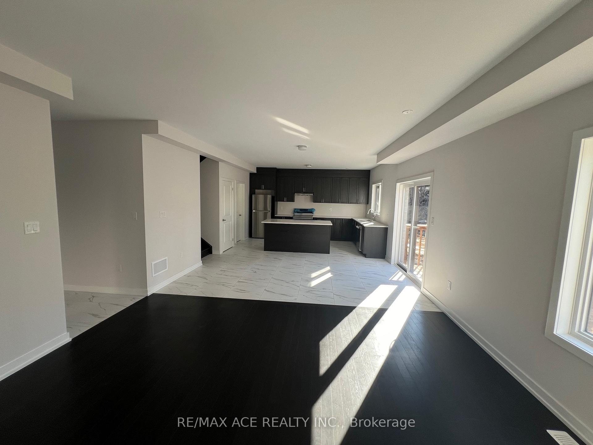 Photo 10 of 43 Tulip Crescent N, Norfolk, Simcoe — HOMEH