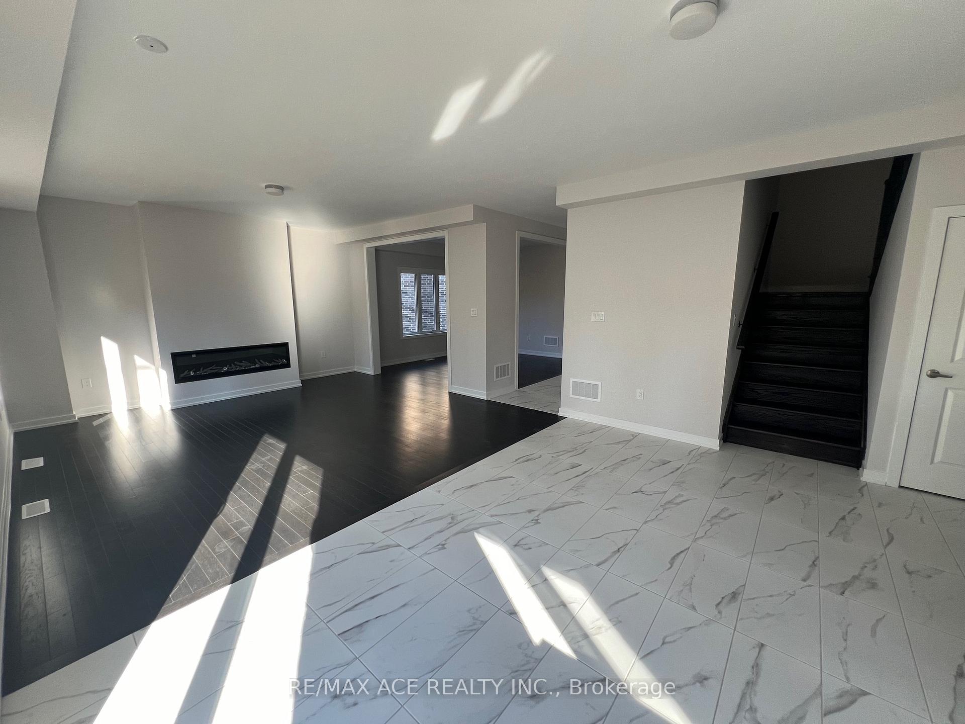 Photo 11 of 43 Tulip Crescent N, Norfolk, Simcoe — HOMEH