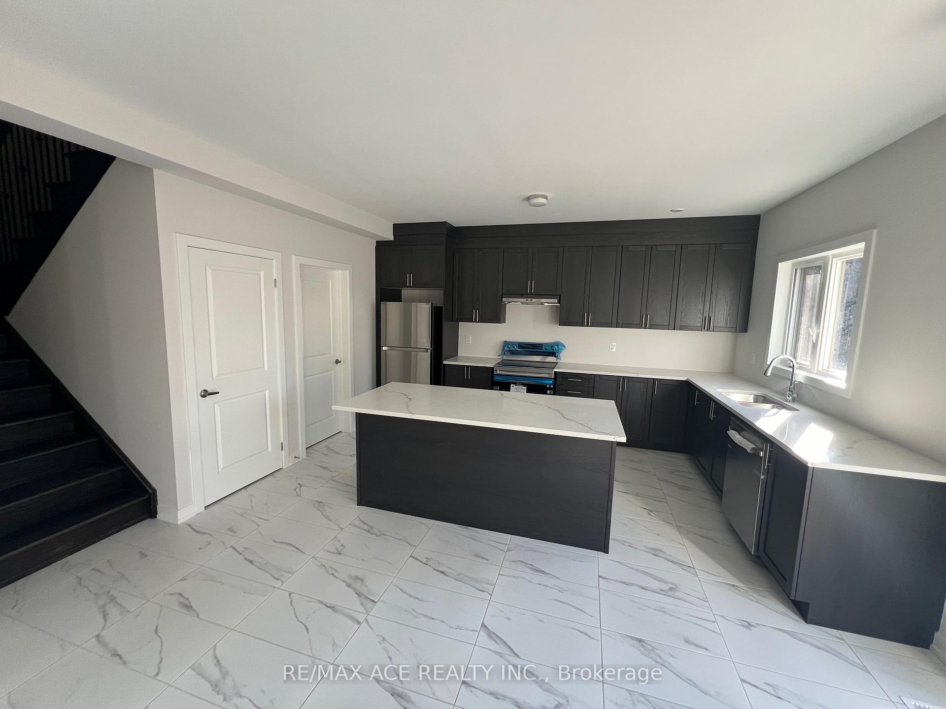 Photo 12 of 43 Tulip Crescent N, Norfolk, Simcoe — HOMEH