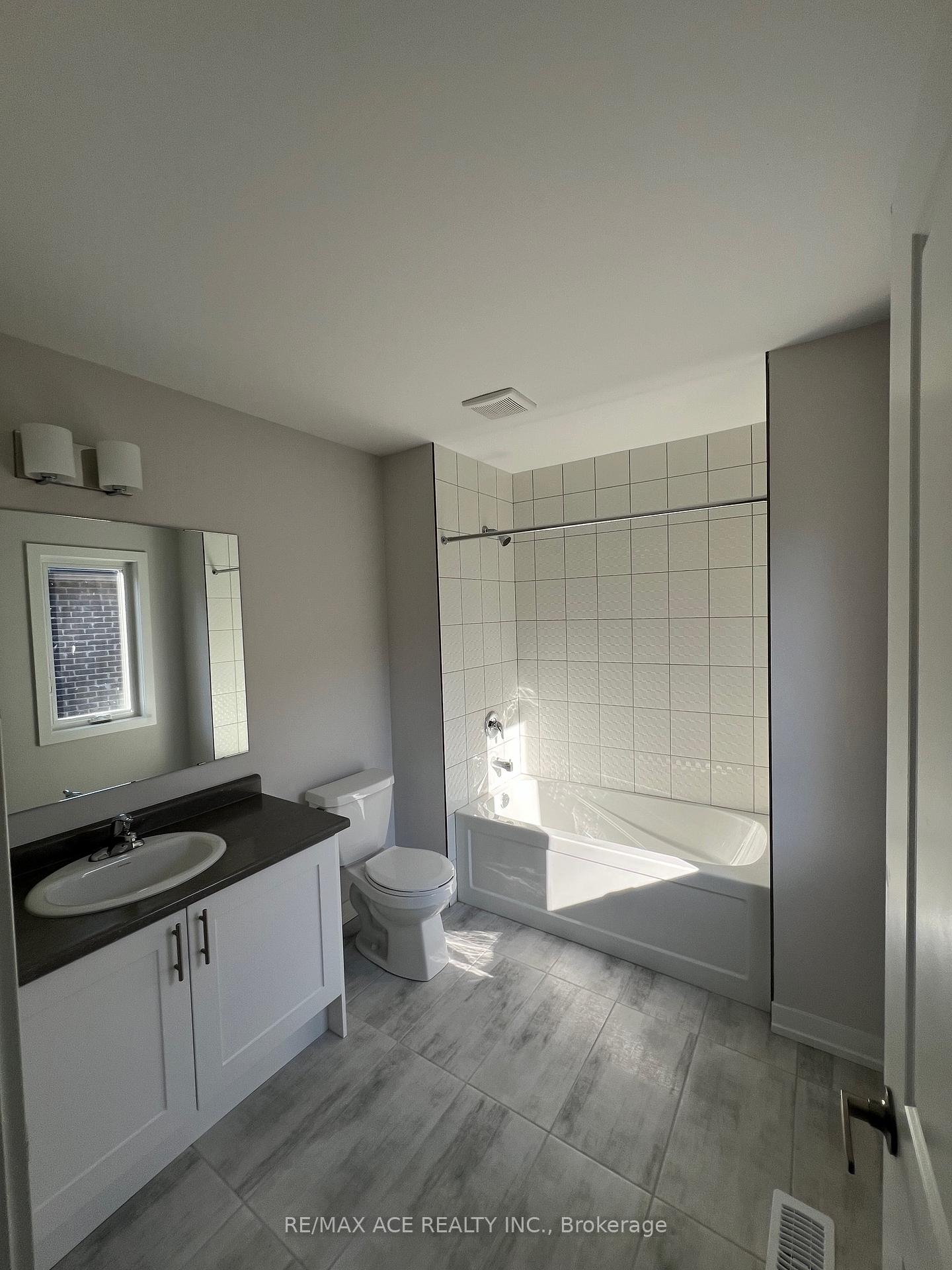 Photo 14 of 43 Tulip Crescent N, Norfolk, Simcoe — HOMEH