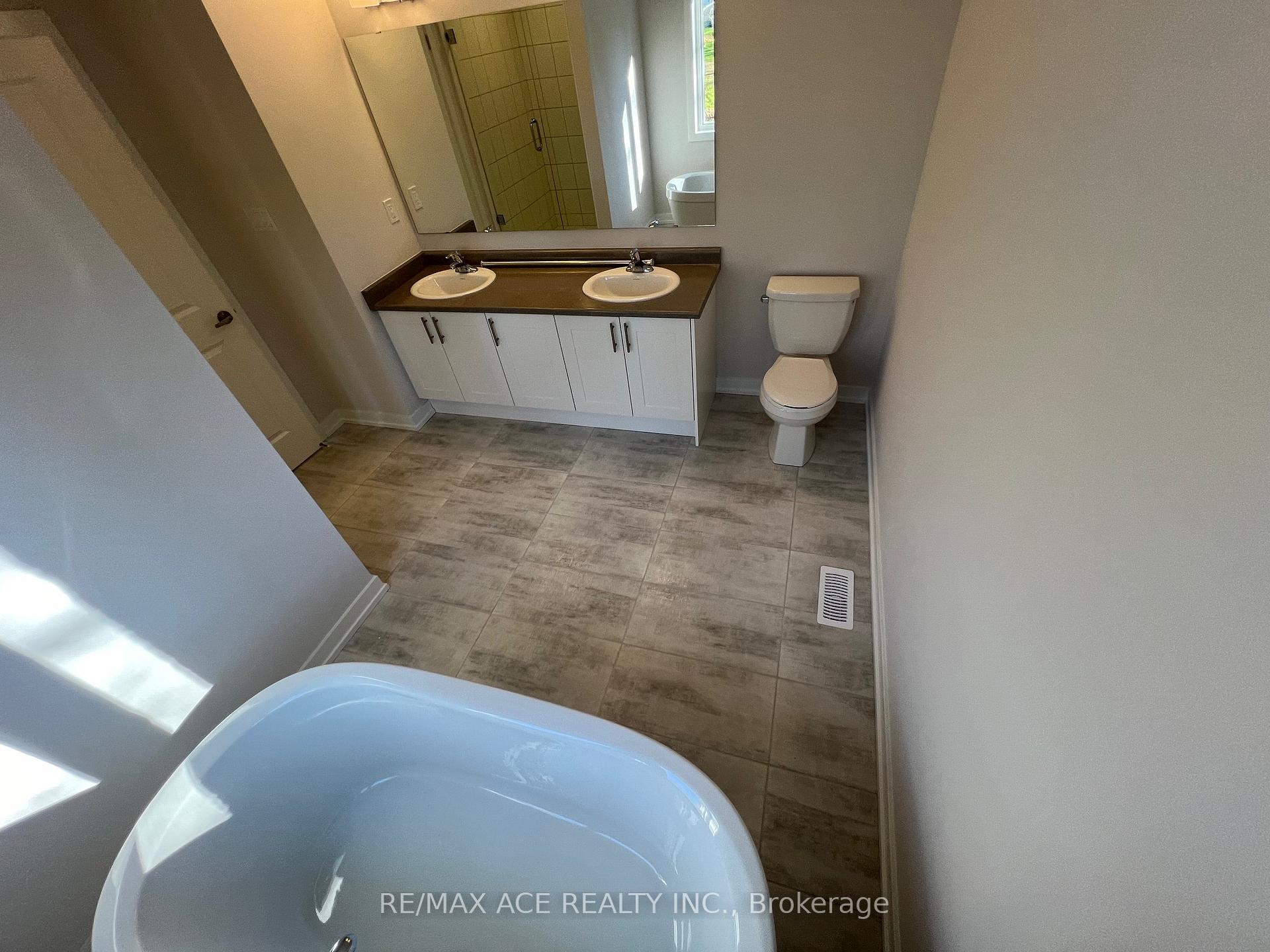 Photo 17 of 43 Tulip Crescent N, Norfolk, Simcoe — HOMEH