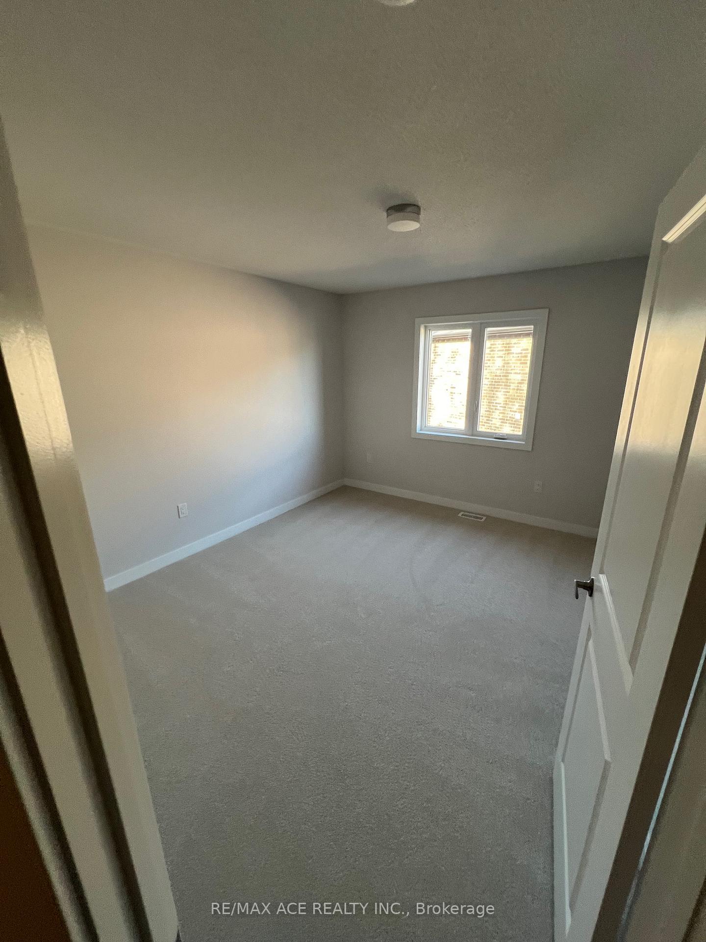 Photo 19 of 43 Tulip Crescent N, Norfolk, Simcoe — HOMEH