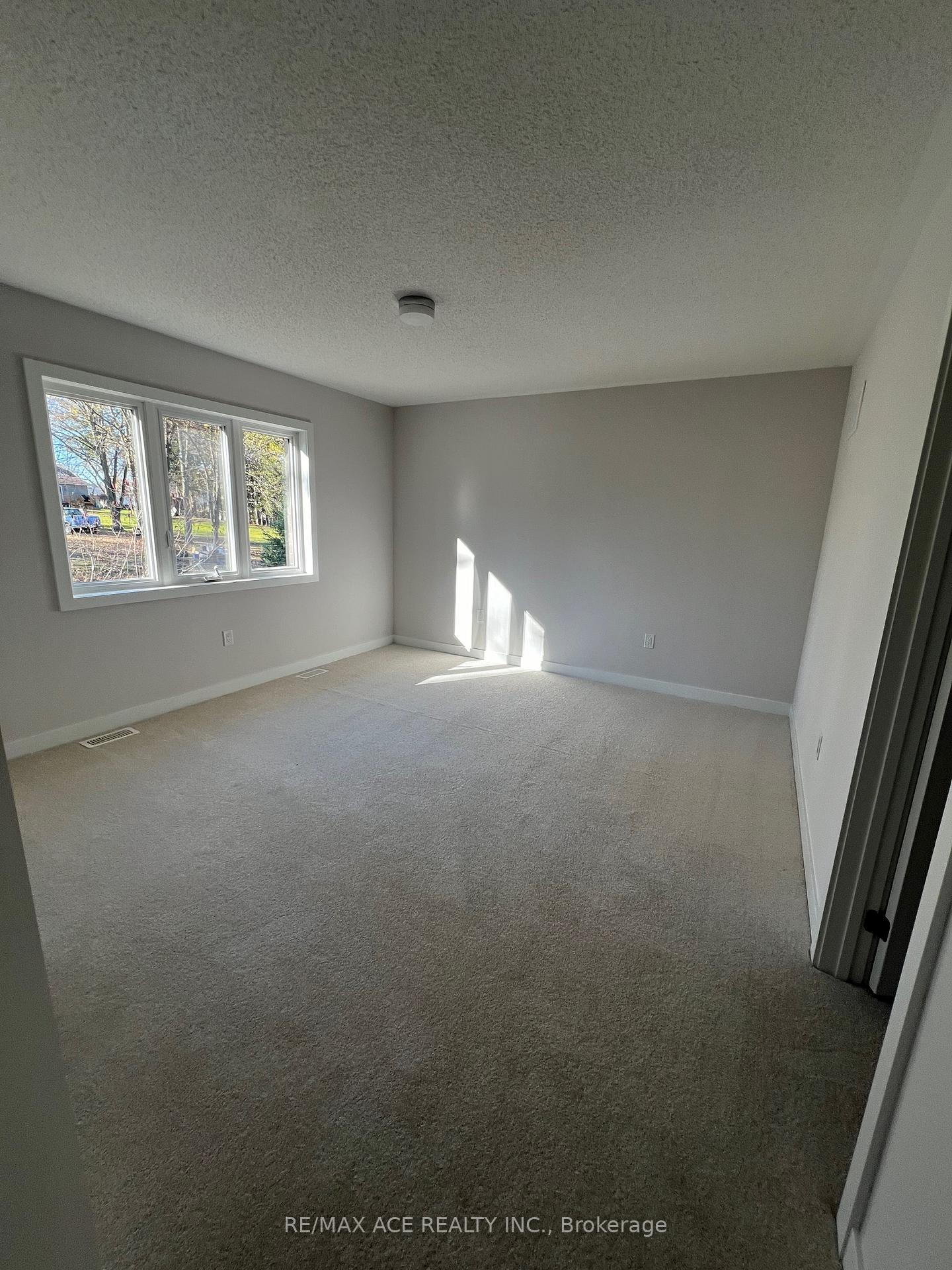 Photo 25 of 43 Tulip Crescent N, Norfolk, Simcoe — HOMEH