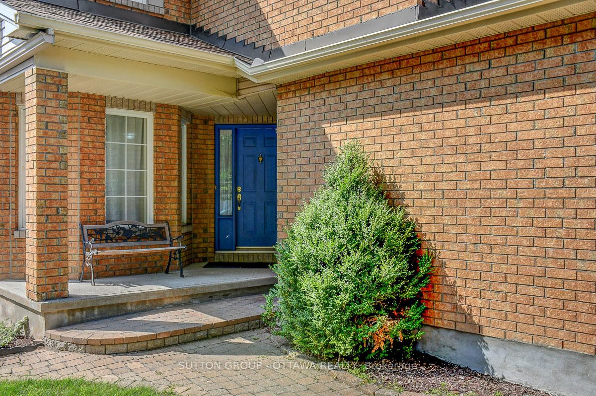 Photo 2 of 982 Como Crescent, Ottawa, Fallingbrook/Pineridge — HOMEH