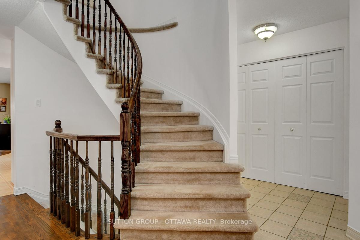 Photo 3 of 982 Como Crescent, Ottawa, Fallingbrook/Pineridge — HOMEH