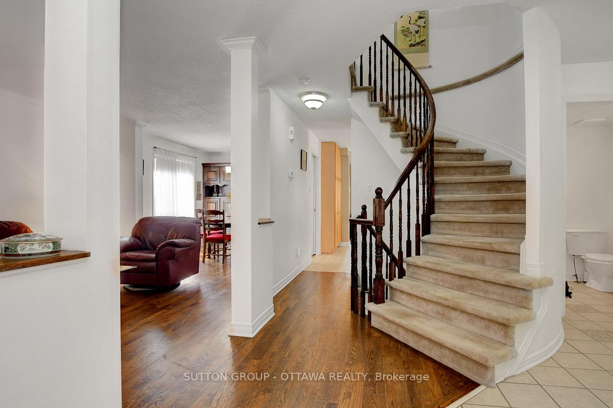 Photo 4 of 982 Como Crescent, Ottawa, Fallingbrook/Pineridge — HOMEH