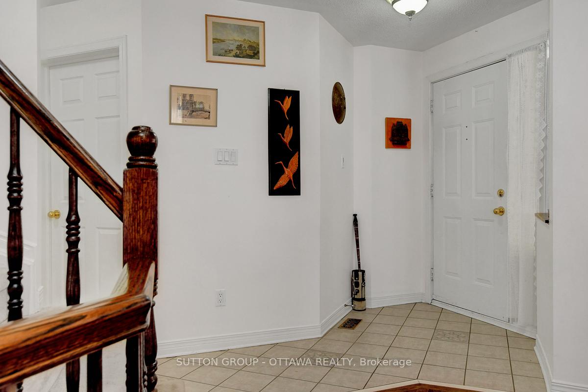 Photo 5 of 982 Como Crescent, Ottawa, Fallingbrook/Pineridge — HOMEH