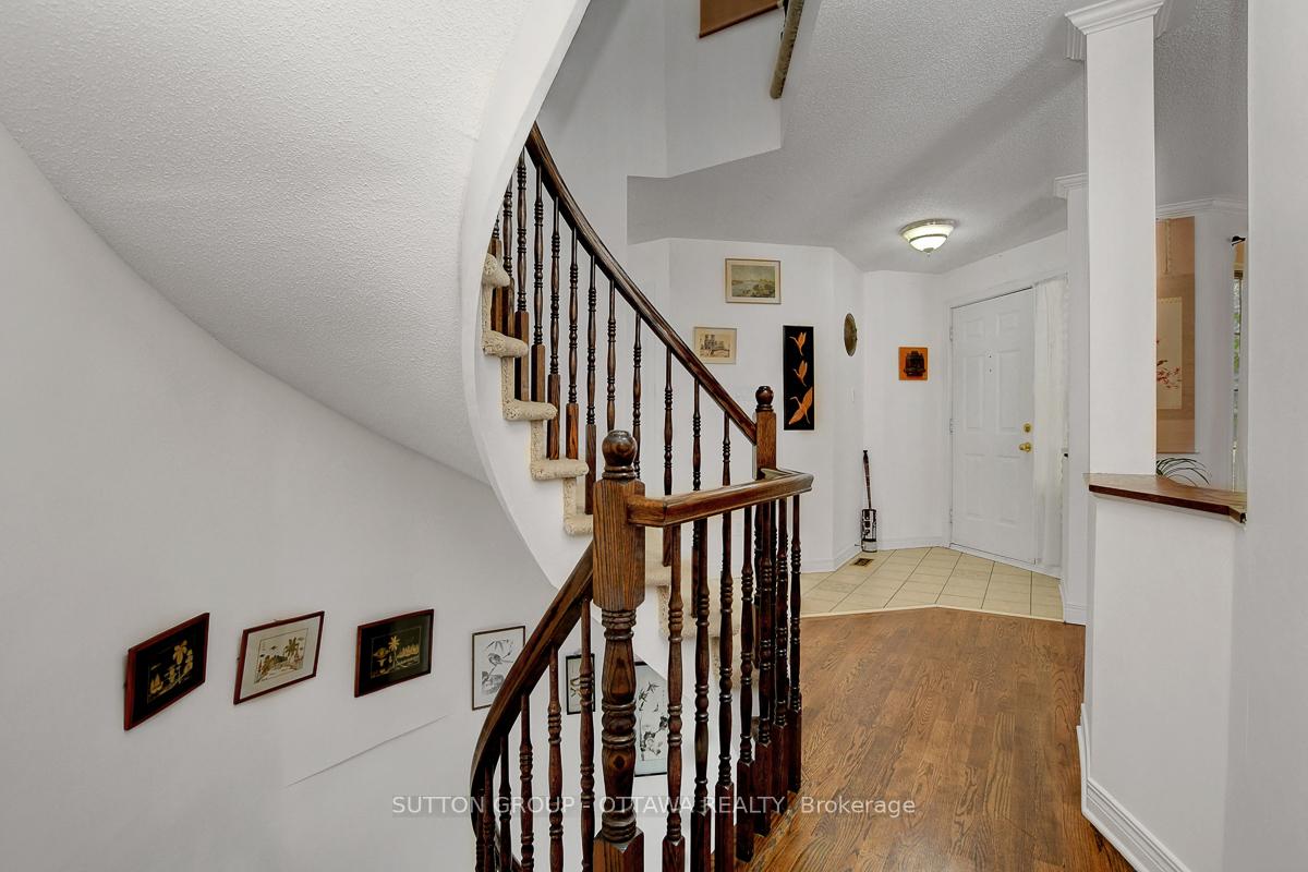 Photo 6 of 982 Como Crescent, Ottawa, Fallingbrook/Pineridge — HOMEH