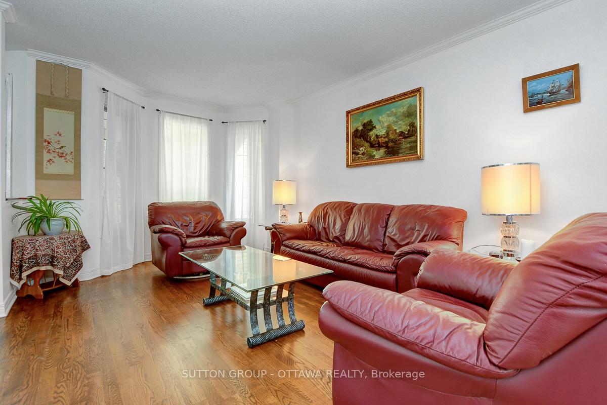 Photo 8 of 982 Como Crescent, Ottawa, Fallingbrook/Pineridge — HOMEH
