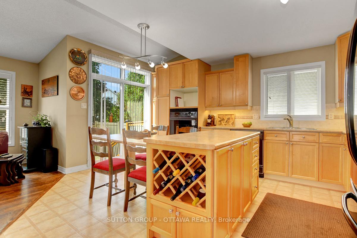 Photo 13 of 982 Como Crescent, Ottawa, Fallingbrook/Pineridge — HOMEH