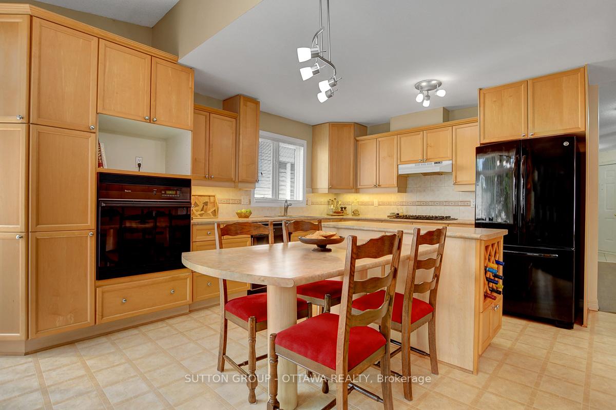 Photo 15 of 982 Como Crescent, Ottawa, Fallingbrook/Pineridge — HOMEH