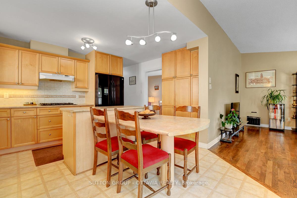 Photo 16 of 982 Como Crescent, Ottawa, Fallingbrook/Pineridge — HOMEH