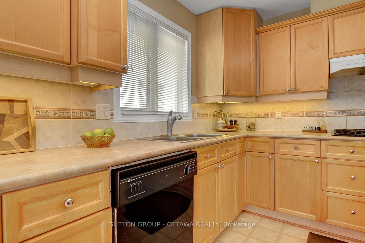 Photo 17 of 982 Como Crescent, Ottawa, Fallingbrook/Pineridge — HOMEH