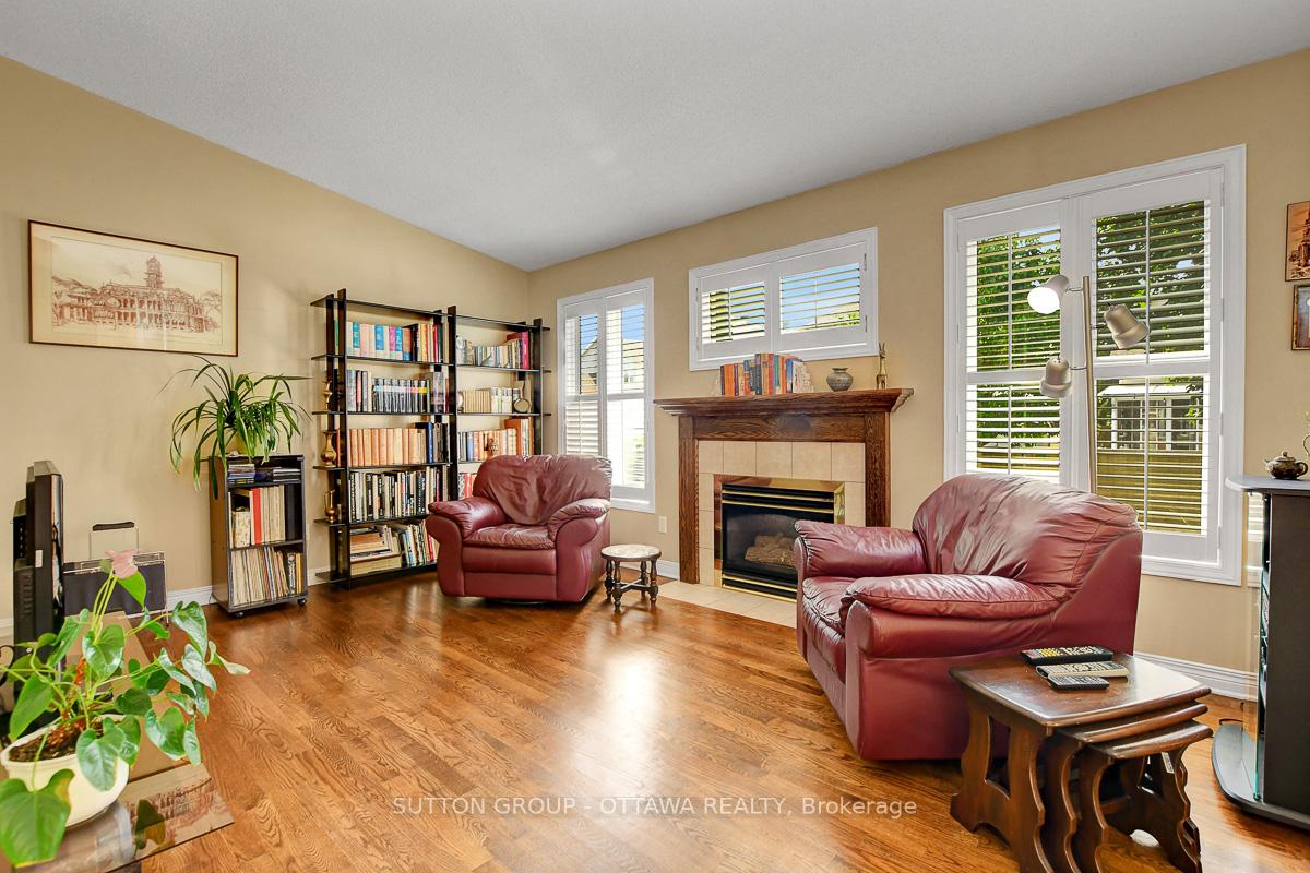 Photo 19 of 982 Como Crescent, Ottawa, Fallingbrook/Pineridge — HOMEH