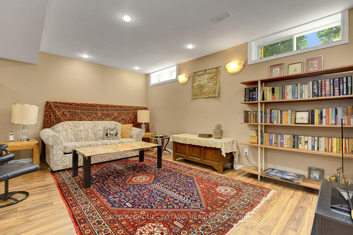 Photo 38 of 982 Como Crescent, Ottawa, Fallingbrook/Pineridge — HOMEH