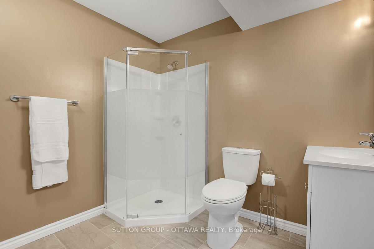 Photo 43 of 982 Como Crescent, Ottawa, Fallingbrook/Pineridge — HOMEH