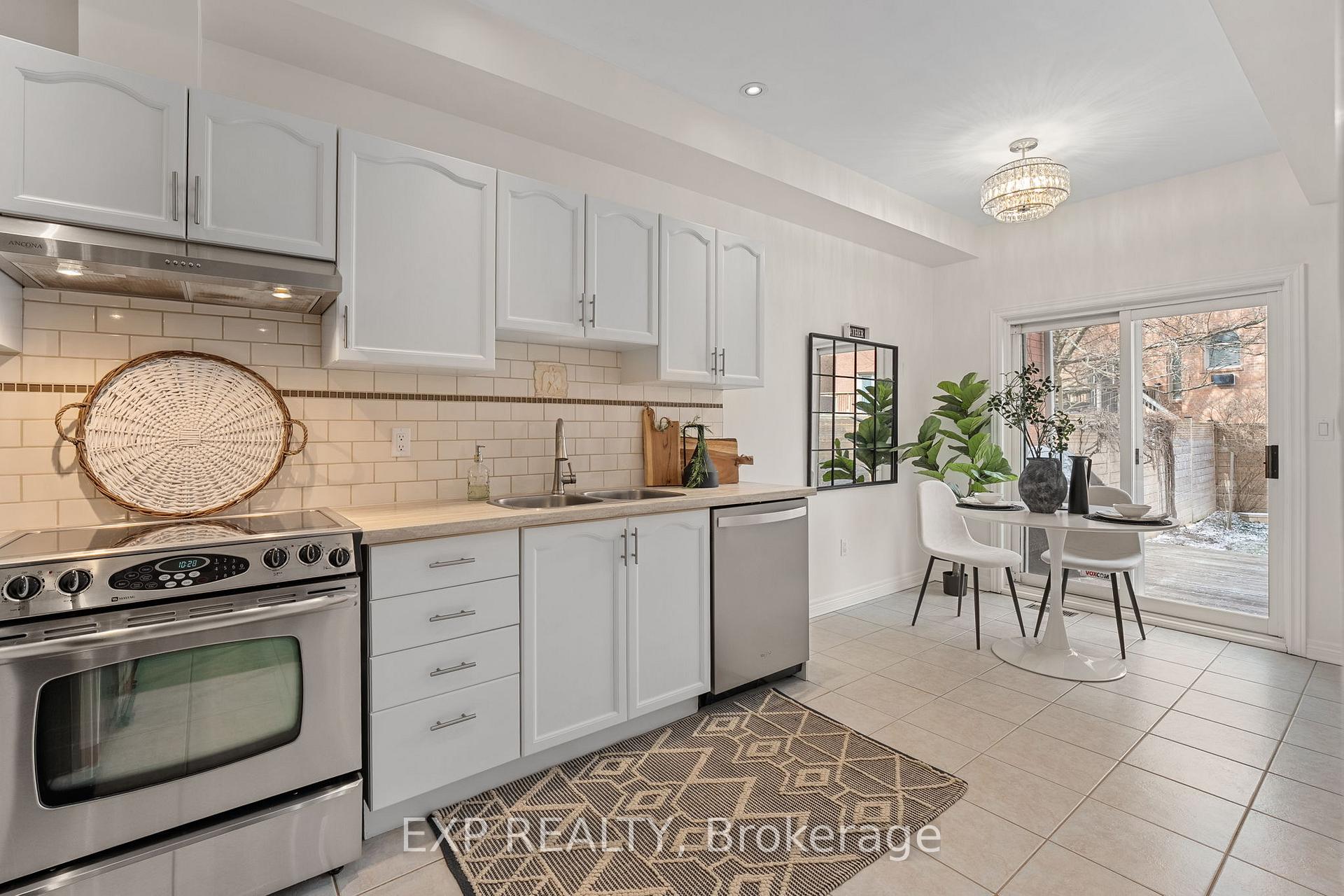 Photo 14 of 244 Denise Circle, Newmarket, Summerhill Estates — HOMEH