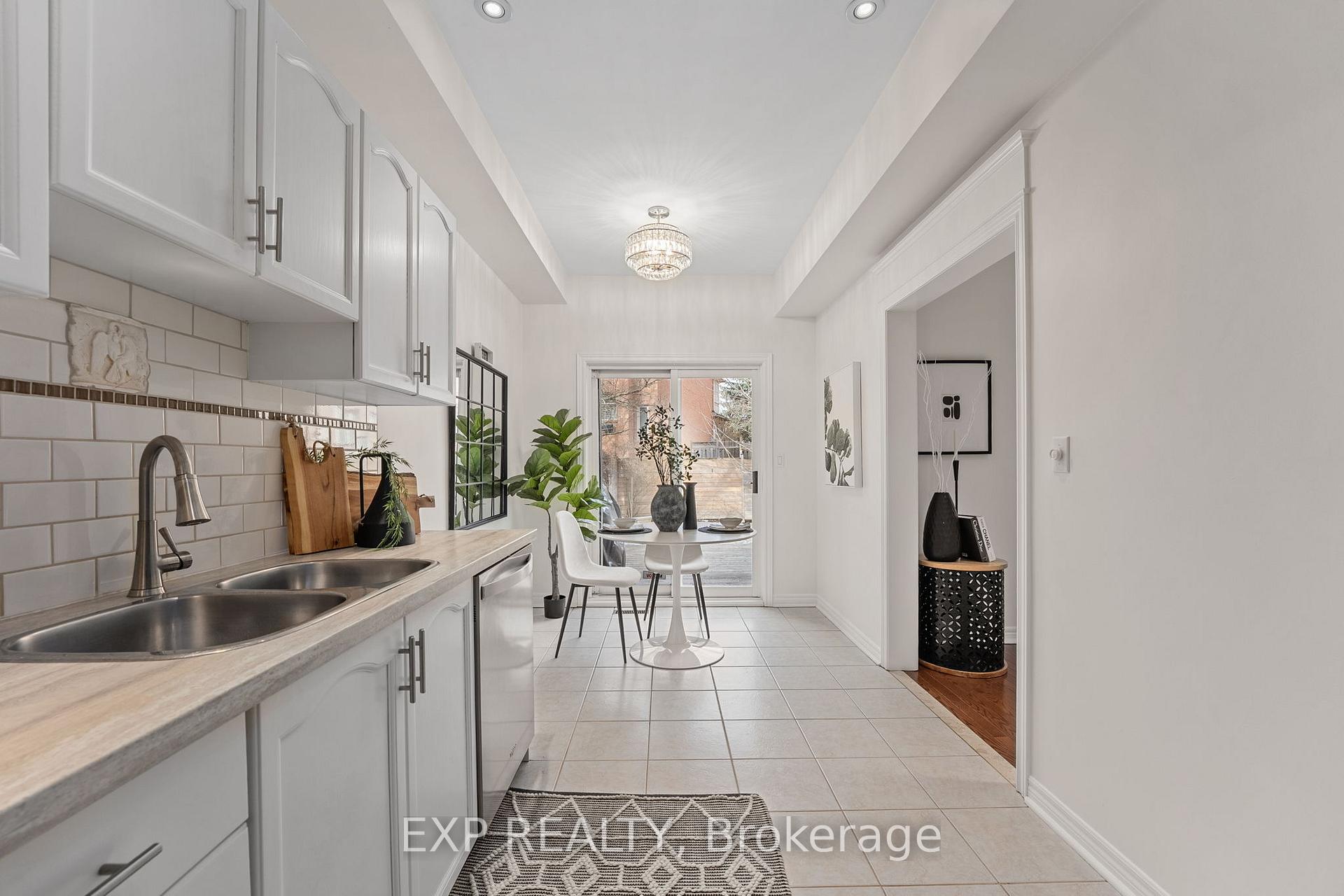 Photo 15 of 244 Denise Circle, Newmarket, Summerhill Estates — HOMEH