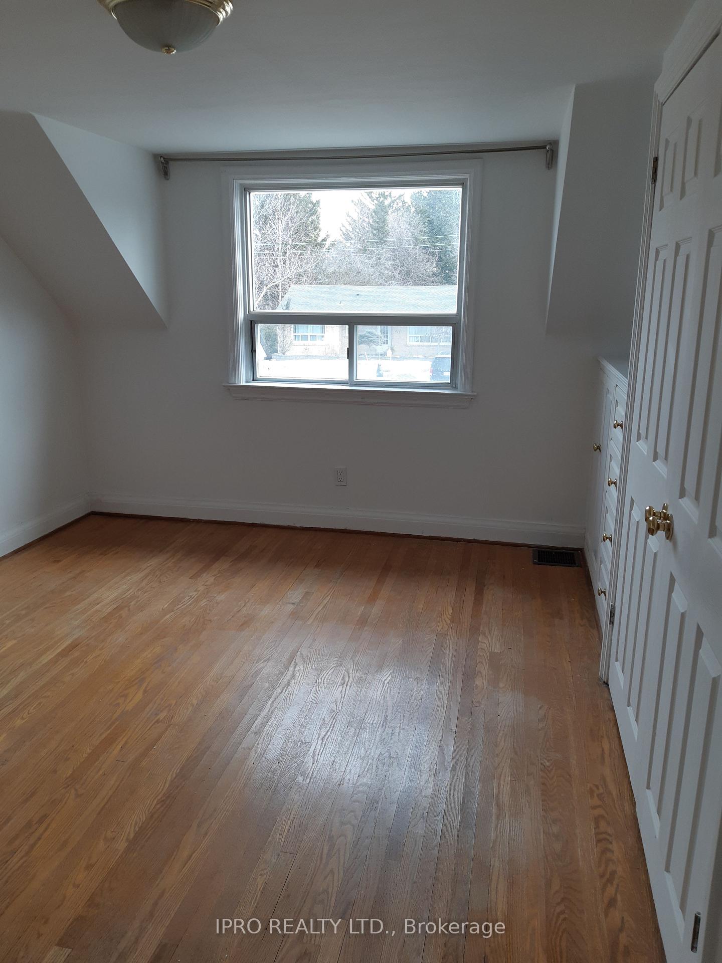 Photo 2 of 302 Dixon Boulevard, Newmarket, Central Newmarket — HOMEH
