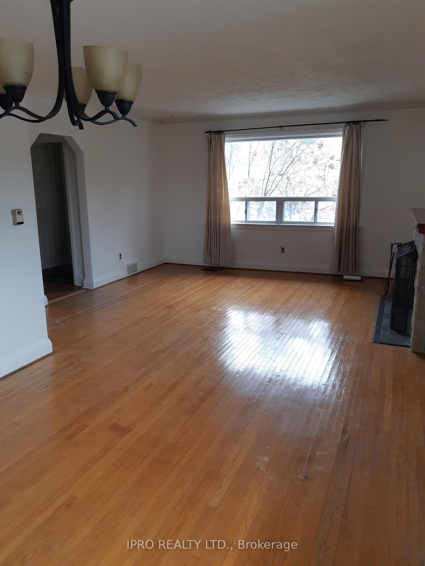 Photo 5 of 302 Dixon Boulevard, Newmarket, Central Newmarket — HOMEH
